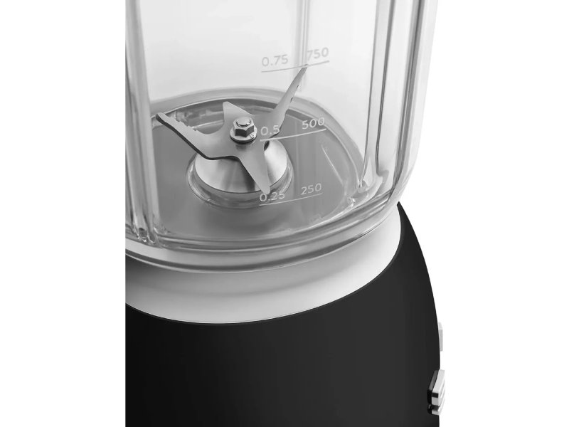 Smeg BLF03BLEU — стальные ножи и система крепления кувшина к базе, мерные деления на тритановом кувшине