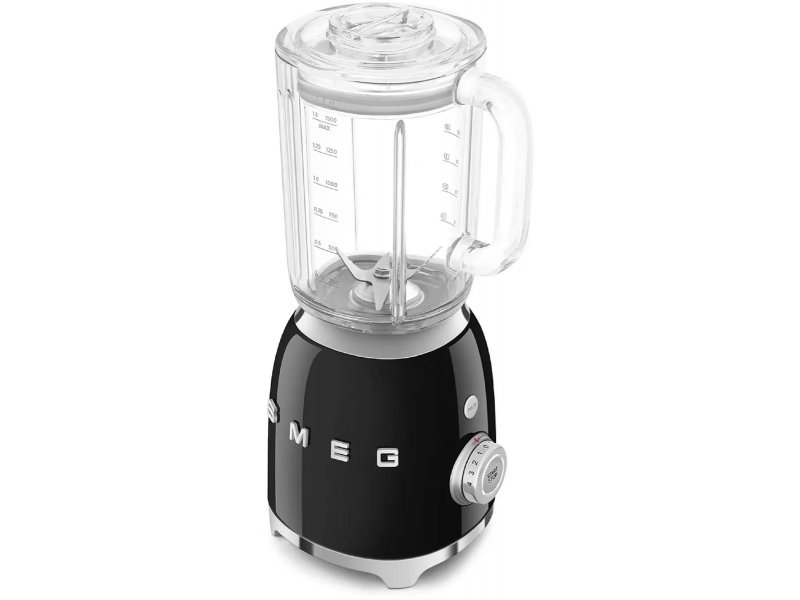 Smeg BLF03BLEU чёрный — общий вид в ракурсе 3/4, компактный металлический корпус и прозрачный кувшин