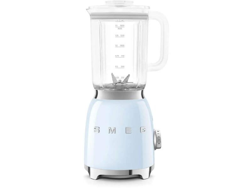 Smeg BLF03PBEU голубой стационарный блендер — вид спереди, металлический корпус с логотипом, кувшин из тритана с градуировкой