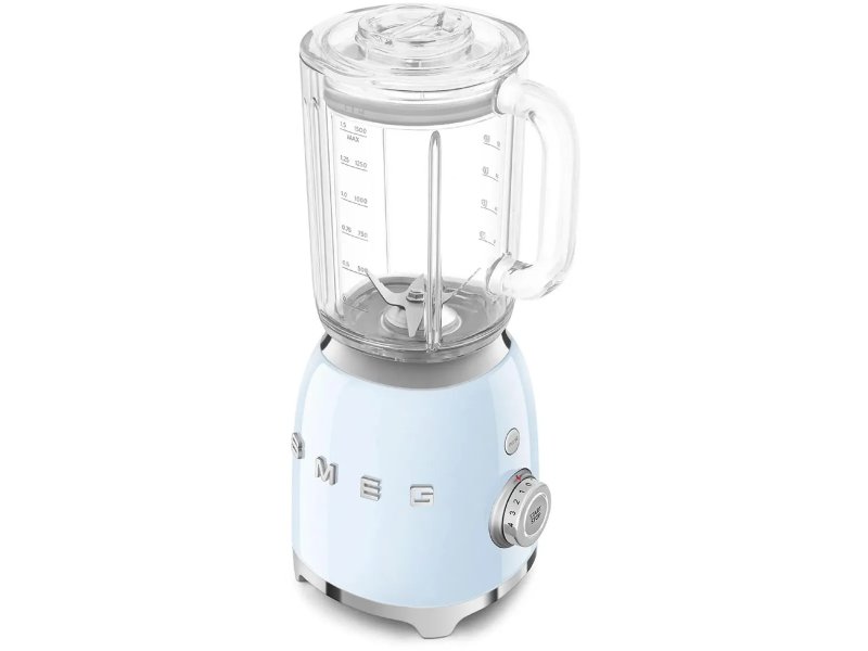 Smeg BLF03PBEU — трёхчетвертной вид, голубой металлический корпус с логотипом SMEG, панель управления и пустой тритановый кувшин