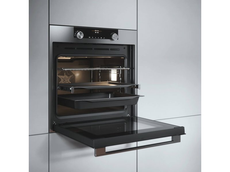 Asko OT8664S открытая дверца с выдвинутыми противнями &mdash; демонстрация объёма камеры и телескопических направляющих