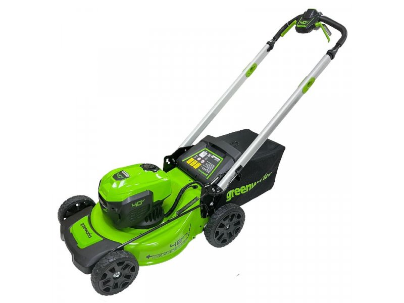 Greenworks GD40LM48SP аккумуляторная газонокосилка 48 см вид спереди-сбоку с АКБ и панелью управления