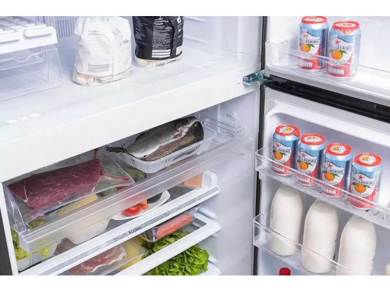 Sharp SJ-XE59PMSL организация хранения — рыба, мясные продукты на полках, дверца с напитками