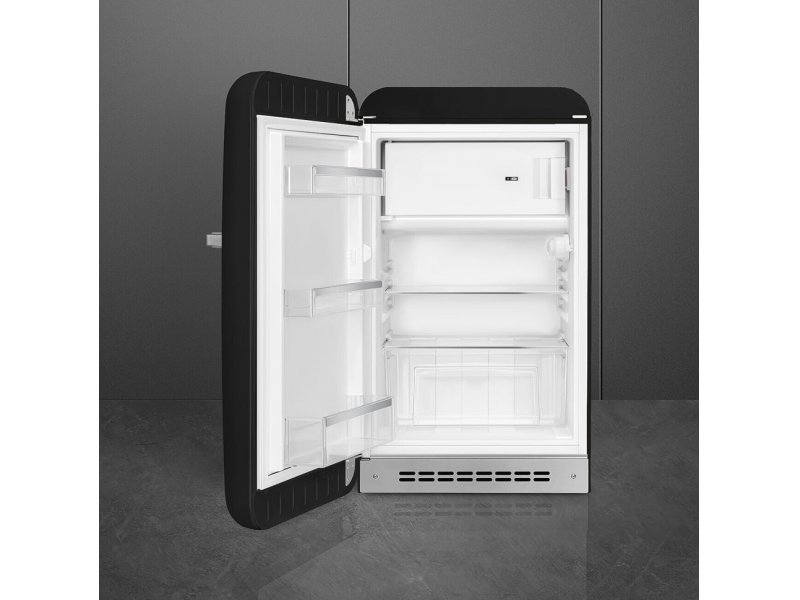 Smeg FAB10LBL6 — внутреннее пространство с двумя стеклянными полками холодильной камеры и морозильным отделением сверху