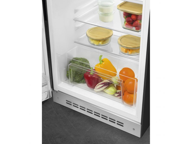 Smeg FAB10LBL6 — продукты на стеклянных полках холодильной камеры: овощи, фрукты, контейнеры