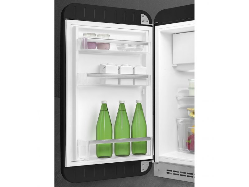 Smeg FAB10LBL6 — полки на двери с бутылками и контейнерами, три стеклянные полки