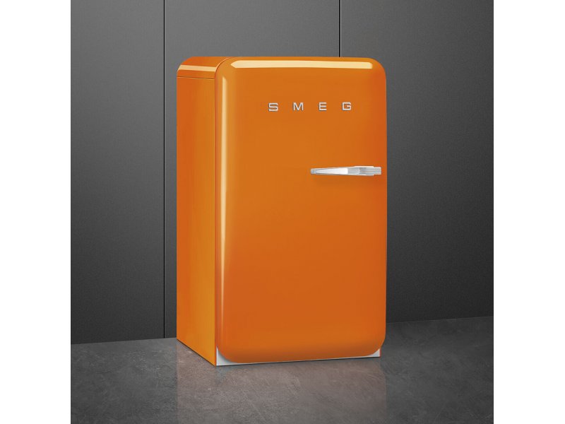 Smeg FAB10LOR6 боковой профиль — ретро-дизайн, глубина корпуса 65,9 см и компактность