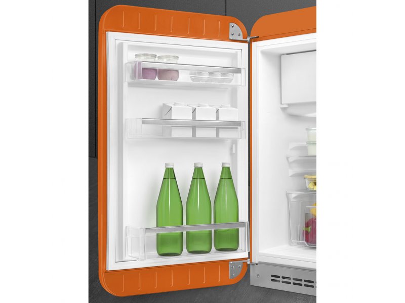Smeg FAB10LOR6 дверные полки с напитками — удобное расположение бутылок и контейнеров