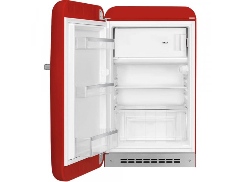 Smeg FAB10LRD6 красный — открытая дверь, внутренний белый интерьер, 2 стеклянные полки, ящик для овощей