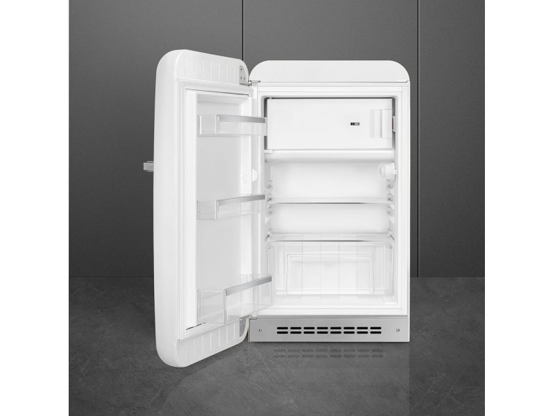 Smeg FAB10LWH6 — открытая дверца, морозильная камера сверху, внутренние полки