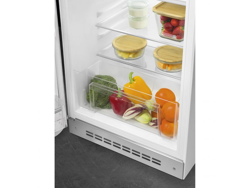 Smeg FAB10LWH6 — внутренний вид с продуктами, стеклянные полки, овощной ящик