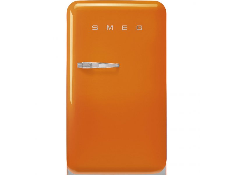 Smeg FAB10ROR6 оранжевый — вид спереди, компактный ретро-холодильник с хромированной ручкой