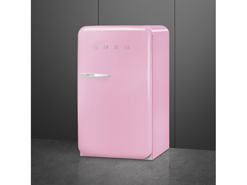 Smeg FAB10RPK6 розовый — трёхчетвертной вид, округлые формы серии FAB