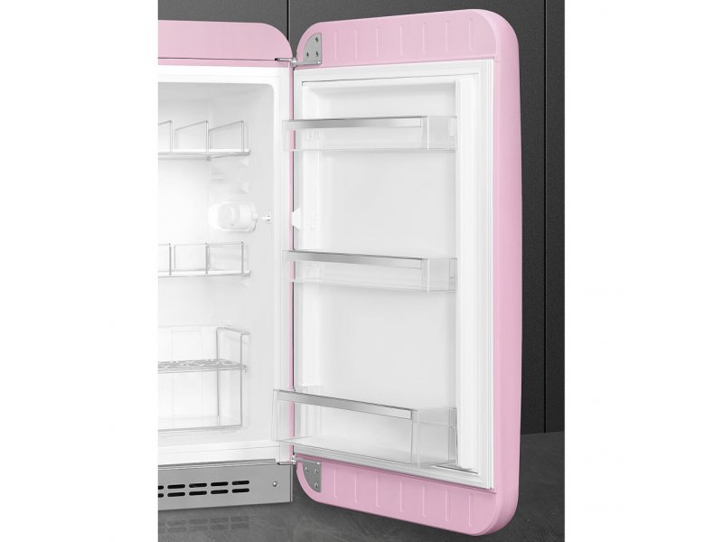 Smeg FAB10RPK6 — внутреннее пространство с тремя полками на двери и регулируемыми полками камеры