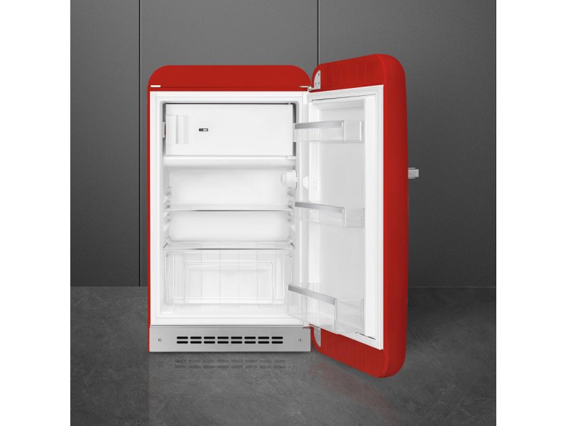 Smeg FAB10RRD6 красный — открытый вид внутренней камеры с полками и ящиком для овощей