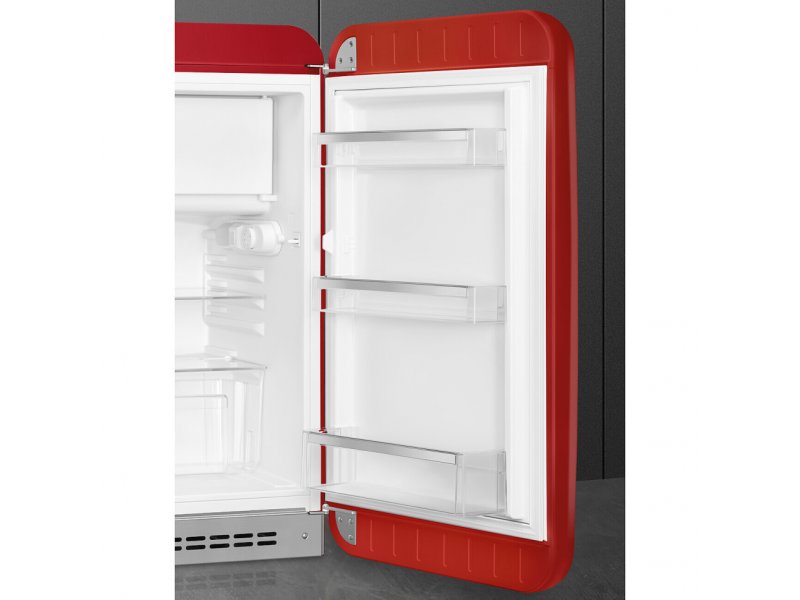 Smeg FAB10RRD6 — боковой профиль открытой камеры, глубина полок и организация внутреннего пространства