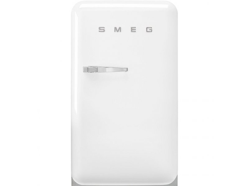 Smeg FAB10RWH6 белый &mdash; вид спереди, закрытая дверь с логотипом и хромированной ручкой