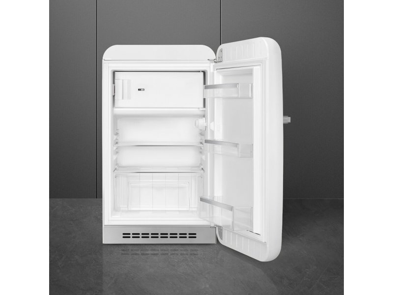 Smeg FAB10RWH6 белый &mdash; открытая дверь, внутреннее пространство с полками и морозильным отделением