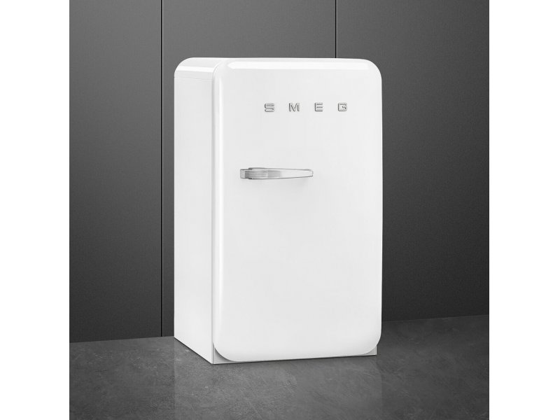 Smeg FAB10RWH6 белый &mdash; трёхчетвертной вид, боковой профиль, компактные габариты 97&times;54,5&times;65,9 см