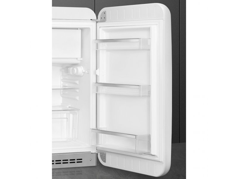 Smeg FAB10RWH6 &mdash; внутреннее устройство: полки холодильной камеры и морозильное отделение сверху