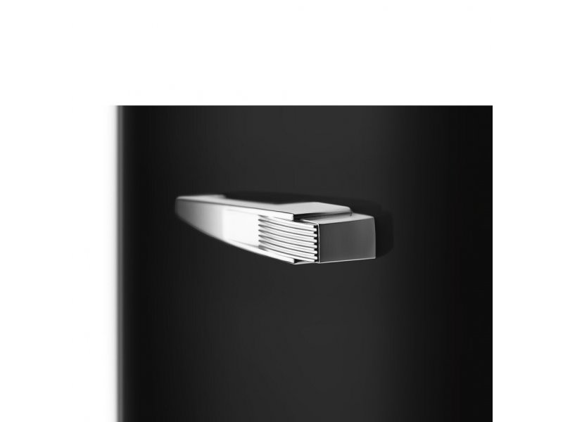 Smeg FAB28LBL6 — три стеклянные полки холодильной камеры и ящики для овощей