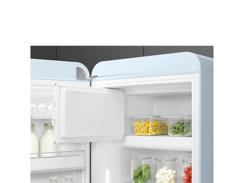Smeg FAB28LPB6 голубой — стеклянные полки и ящики для овощей внутри холодильника
