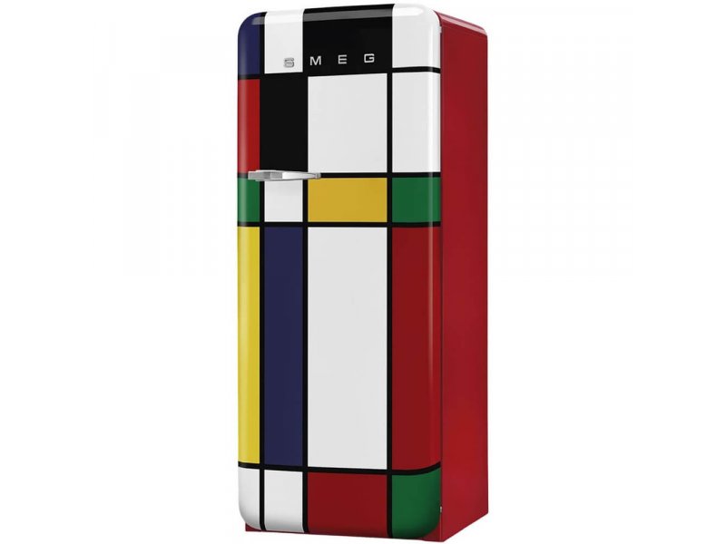 Smeg FAB28RDMC6 внутреннее пространство холодильной камеры стеклянные полки