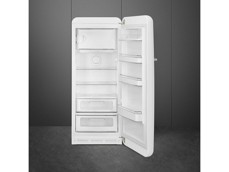 Smeg FAB28RWH6 открытый вид — внутренняя организация стеклянные полки ящики