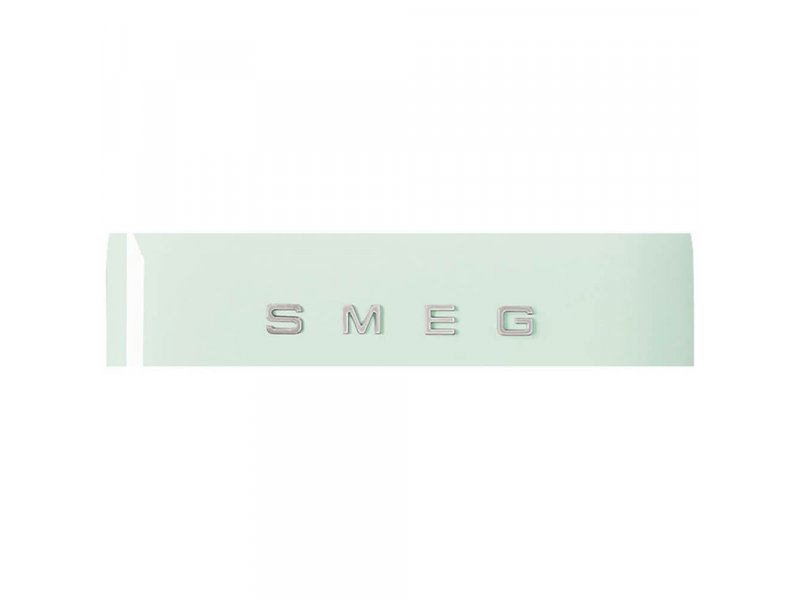 Smeg FAB5LBL6 деталь фасада с логотипом бренда &mdash; элемент ретро-дизайна итальянского производства