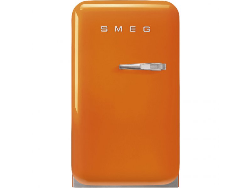 Smeg FAB5LOR6 оранжевый &mdash; вид спереди, компактный ретро-холодильник с хромированной ручкой