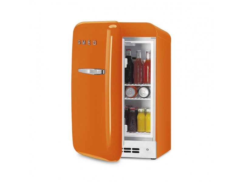 Smeg FAB5LOR6 с открытой дверцей &mdash; стеклянные полки с напитками и продуктами, организация внутреннего пространства 34 л