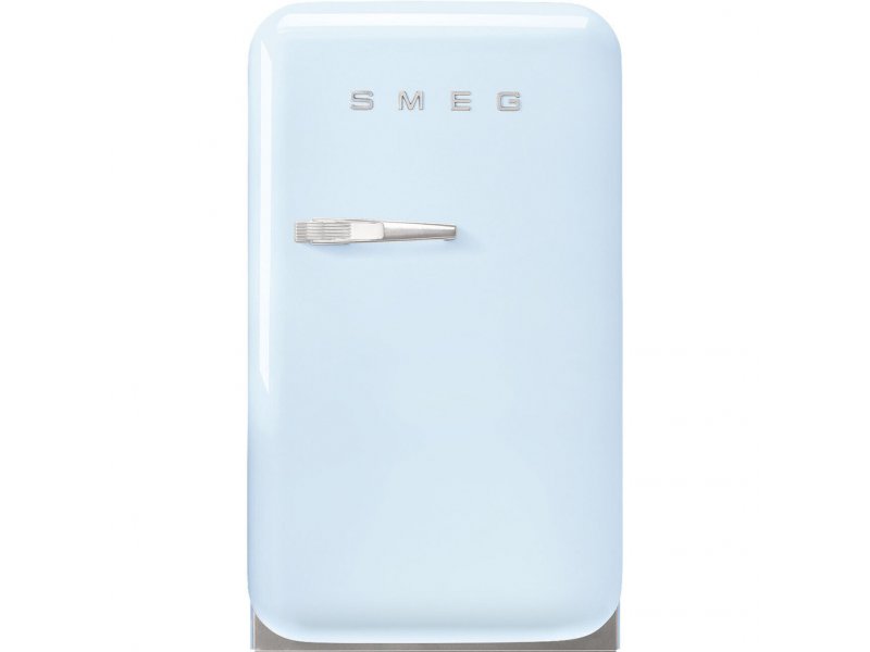 Smeg FAB5RPB6 пастельный голубой &mdash; компактный ретро-холодильник с хромированной ручкой, вид спереди