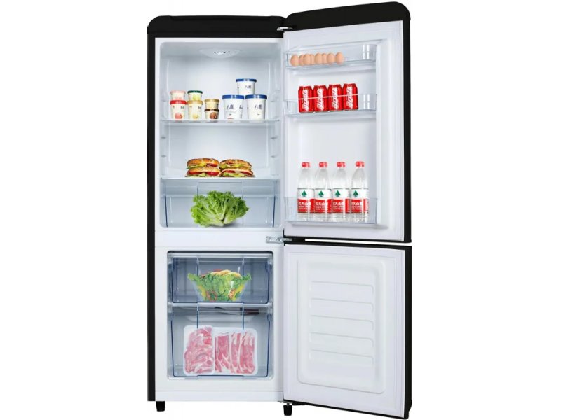 Tesler RB-107 с открытыми дверцами — полки, ящик для овощей и морозильные секции при полной загрузке