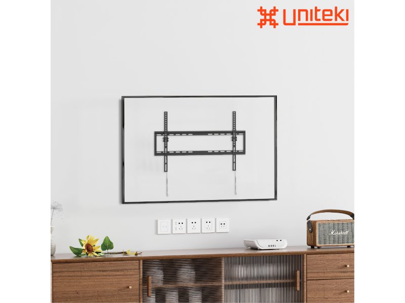 Uniteki TM1206 смонтированный на белую стену над деревянной тумбой в жилой комнате