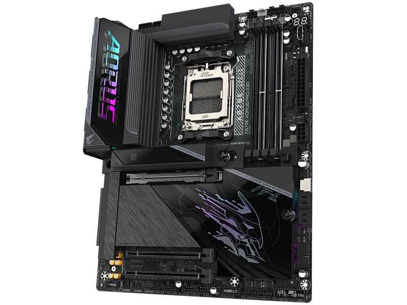 Gigabyte X870E Aorus Pro X3D угловой вид — слоты расширения PCIe, M.2 разъёмы, сокет AM5
