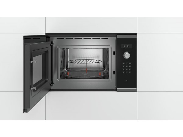 Bosch BEL554MS0 с открытой дверцей — камера нагрева, поворотный стол и объём 25 литров