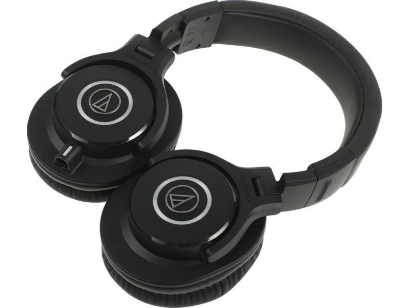 Audio-Technica ATH-M40X &mdash; три четверти вид, оголовье и чашки в рабочем положении