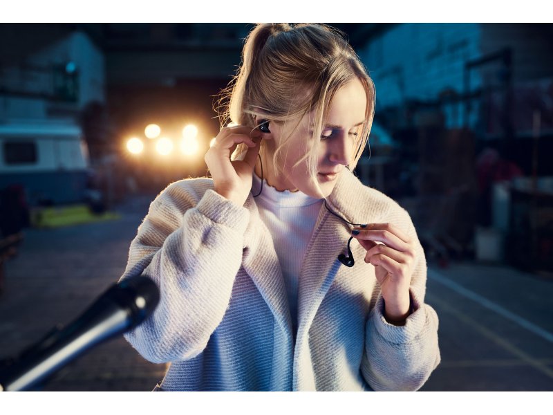 Sennheiser IE 100 Pro — вид сзади, разъём съёмного кабеля на корпусе наушника