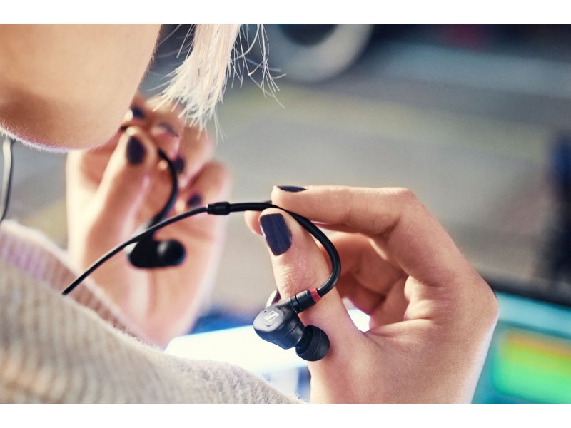 Sennheiser IE 100 Pro — комплект целиком: наушники, кабель, насадки, чехол