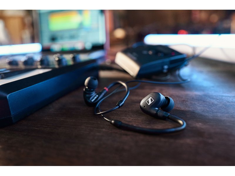 Sennheiser IE 100 Pro — крупный план динамического 10 мм драйвера через прозрачный корпус