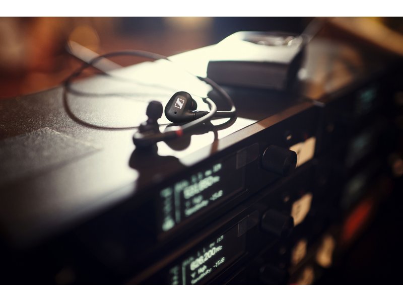 Sennheiser IE 100 Pro — упаковка и все элементы комплекта на плоской поверхности