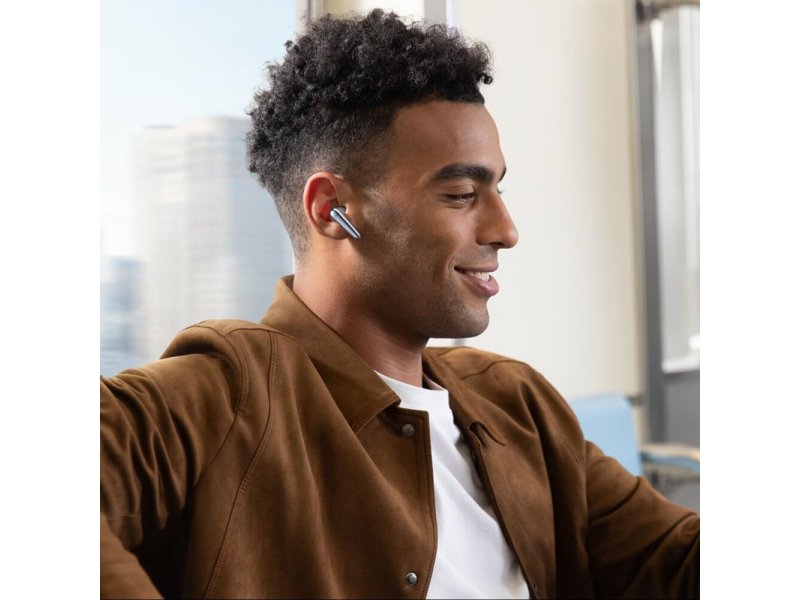 Soundcore Liberty 4 Pro &mdash; кейс закрыт, глянцевая поверхность голубого цвета