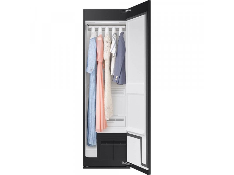 Samsung DF24CB9900CRLP AirDresser с открытыми дверями &mdash; одежда на вешалках в верхней камере, нижняя секция для хранения