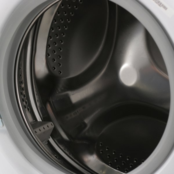 Indesit IWUB 4085 внутренний барабан &mdash; перфорированный металл объёмом 27 л с лопастями
