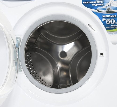 Indesit IWUB 4105 открытый люк — внутренний вид барабана объёмом 27 л с перфорацией и пластиковыми рёбрами