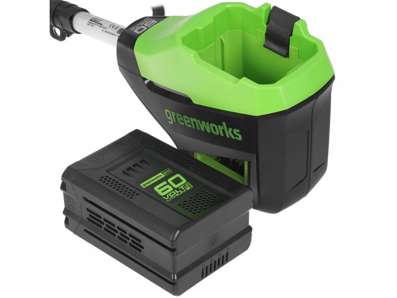 Greenworks GD60BCBK4 аккумулятор 60V в отсеке — боковой вид, зелёный корпус батарейного отсека