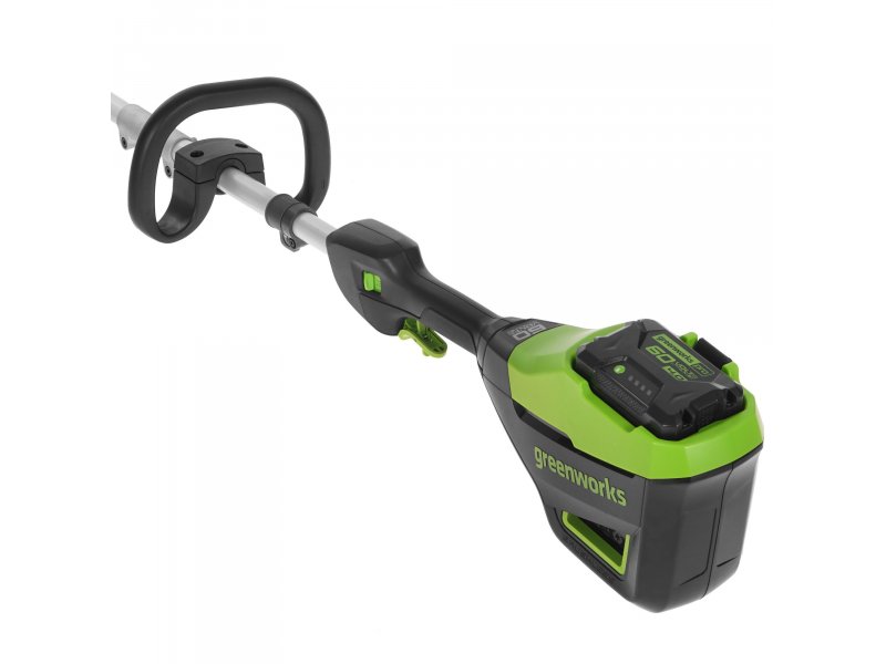 Greenworks GD60LTK4 боковой вид в сборе с D-образной рукояткой и аккумулятором на корпусе