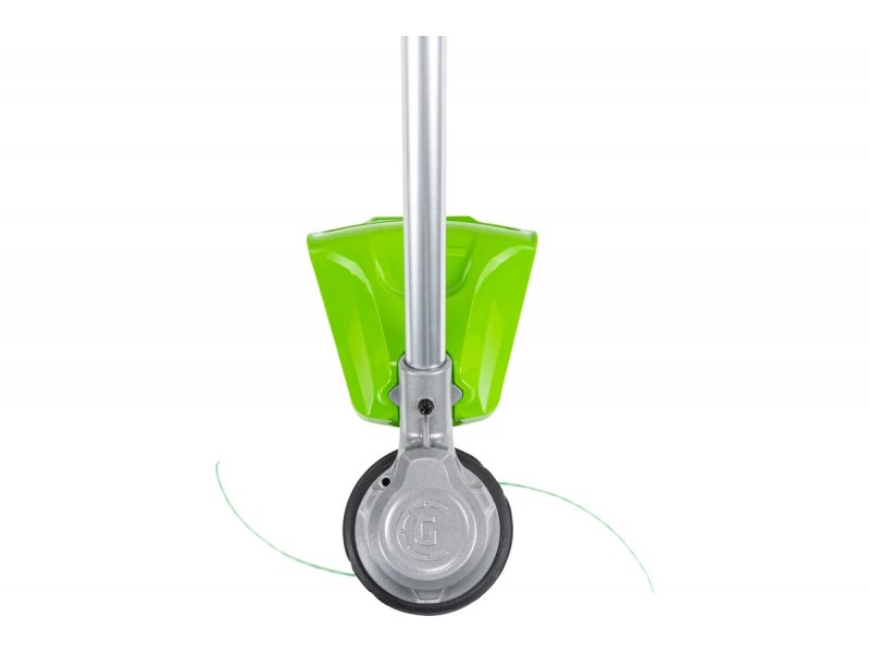 Greenworks GD82LT вид снизу режущей головки с катушкой и леской в рабочем положении