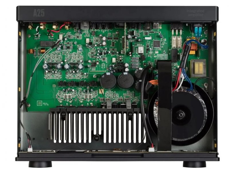 Arcam RADIA A25 Plus — внутреннее устройство: трансформатор, радиаторы и плата усилителя