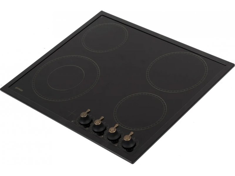 Gorenje EC642CLB изометрический вид сверху — чёрная поверхность, четыре конфорки, золотистые ручки управления
